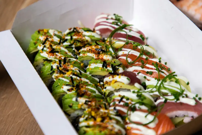 Dragon rolls in bezorgdoos