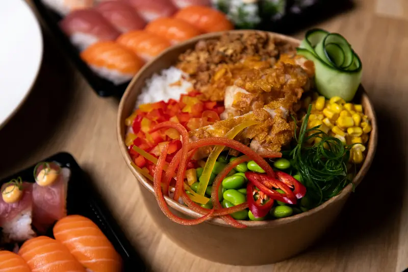 Poké bowl met sushi