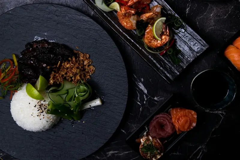 Warme gerechten en sushi