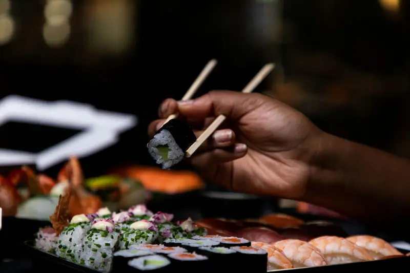 Sushi eten met stokjes
